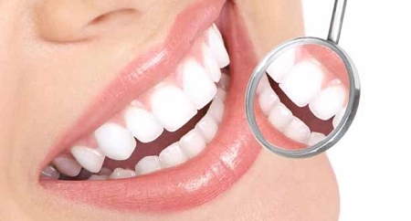 Immagine rappresentativa di denti lavati e curati correttamente